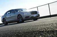 「フライングスパーV8」の高性能仕様「V8 S」。エンジン出力、トルクが強化されたほか、足まわりにもよりスポーティーな味付けが施されている。