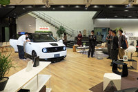 川合氏が選んだ家具に囲まれて展示される「ホンダe」。写真右では、同車のエクステリアをデザインした佐原氏と川合氏が語り合っている。