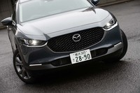 他の最新のマツダ車と共通のデザイン言語を採用しながら、ヘッドランプとグリルの下辺を飾るメッキパーツをより立体的な形状にするなどして新しさを表現した。