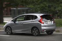 「ハイブリッドS Honda SENSING」には、ガソリン車のスポーティーモデル「RS Honda SENSING」と同じ大型テールゲートスポイラーが与えられる。