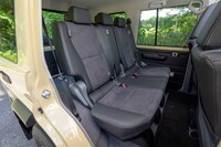 リアシートは6:4の2分割式で、タンブル/リクライニング機構付き。フロントセンターコンソールボックスの背面には、後席用ヒーターが装備されている。