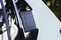 クオーターピラーに貼られたパネルは前方から見ると「FIAT」だが……