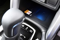 上級グレード「Z」には、スマートフォンの非接触充電機能「おくだけ充電」もオプション設定されている。