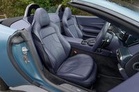 この試乗車のシート表皮はセミアニリンレザー。ネイビーブルーのカラーリングが室内に妖しい雰囲気をもたらしている。