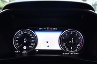 フル液晶タイプのメーターパネル。エネルギー回生時に小さな“電池マーク”が表示される以外、これまでの純内燃機関モデルと変わらない。