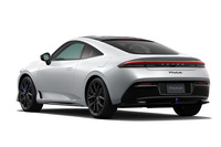 アンテナなどの突起物のないルーフラインやフラッシュアウターハンドルなどでスッキリと仕上げられたエクステリアは、大空を自由にどこまでも飛べるグライダーをモチーフにデザインされている。