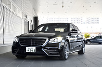続いて新型直6エンジンを搭載する「S450エクスクルーシブ」に試乗。「S560」同様、こちらにもオプションの「AMGライン」が装着されており、フロントバンパーやサイドスカートがスポーティーなデザインのものに変更されている。