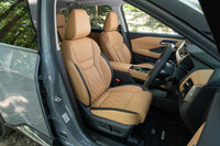 シート表皮の仕様はオプションも含め全4種類。「G」「G e-4ORCE」の前席には、運転席に加えて助手席にも電動調整機構が装備され、またポジションメモリー機能がドアミラーに連動している。(写真:向後一宏)