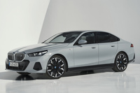 かつてwebCGほったが憧れていた「BMW 5シリーズ」は、今ではこんなお姿に。 
	ほった「……今のクルマって、本当にプロポーションがいいんですかね?」 
	清水「その話は、また今度にしよう」