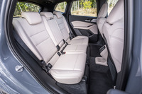 後席には前後130mmのスライド機構や、荷室に備わるスイッチを用いてワンタッチで背もたれが倒せる40:20:40の分割可倒機構などが組み込まれている。後席の座面から天井までの高さは986mm、室内幅は1457mm(欧州仕様の値)。頭上には十分な余裕が確保されている。