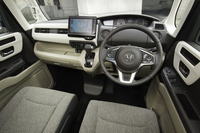 ノーマルモデルのインテリア。「ハッピー&モダン」をテーマに、温かみを感じさせる色調で仕立てられる。