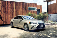 レクサスのFFセダン「ES」。全長4975mmは「GS」よりも100mmほど長い。