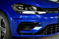 LEDヘッドライトにはハンドル操作に連動し、進行方向を明るく照らす「ダイナミックコーナリングライト」や対向車への眩惑(げんわく)を軽減する「ダイナミックライトアシスト」が備わる。