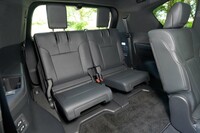 カップホルダーやUSBポートなどが完備される3列目シート。使わないときにはフロアと一体にして格納できる。