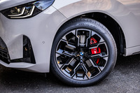 20インチの「Mライトアロイホイール ダブルスポークスタイリング1036M バイカラー」ホイールを標準で装備。今回の試乗車は前255/45R20 、後ろ285/40R20サイズの「ピレリPゼロ」タイヤを組み合わせていた。