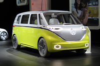 コンセプトカーについては、欧州勢が既出のEVコンセプトを持ち寄っただけ、という印象だった。こちらはフォルクスワーゲンの「I.D.BUZZ」。