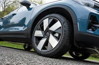 タイヤ&ホイールは20インチ(シングルモーター車は19インチ)。試乗車はピレリの電動車専用ハイパフォーマンスタイヤ「PゼロELECT」を履いていた。