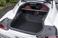 荷室の容量は290リッター。キャビンとの間は素通しになっている。