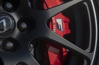 「トラックエディション」のブレーキはブレンボのカーボンセラミックシステム。ブレーキキャリパーに「F」のロゴが備わっている。