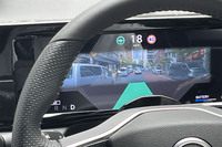 メーターパネル内に走行ルートや車速、ハンズフリー運転中であることを示すアイコンのほか、リアルタイムでの車載カメラ映像が映し出される。