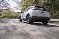 リブ端の部分を面取りした「ダイナミックテーパー」がブロックの変形を抑制し、常に最適な接地面を確保できるようにしている。