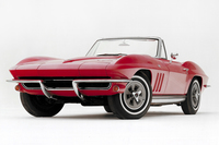 こちらは、今回のデザインモチーフとおぼしき2代目「シボレー・コルベット」。エッジの効いたフェンダーやL字型のバンパーなど、特徴的なディテールが「ミツオカ・ロックスター」のエクステリアに反映されている。