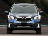 現行型「フォレスター」の前期モデル。“コ”の字に控えるポジションランプと六角形のグリルを組み合わせたフロントまわりは、長らくスバルのトレードマークだった。
