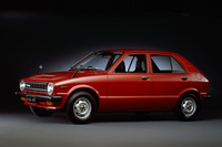 1977年「ダイハツ・シャレード」。路面投影面積が軽自動車規格の4.48㎡よりわずかに大きい5.2㎡というコンパクトサイズながら、大人5人のための居住空間、満足すべき動力性能と経済性を実現し、「5㎡(平米=へいべい)カー」とうたっていた。