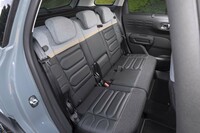 後席は60:40の分割式。前後スライドとリクライニングが個別にできる。