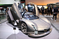 ポルシェのコンセプトカー「ミッションX」は、パワーウェイトレシオ=1:1の高性能EV。「ルマン・スタイル」と名づけられたドアは、往年のレースカー「917」からインスピレーションを得ている。「ニュルブルクリンク北コースを走る、公道ホモロゲーション仕様」が開発のイメージだ。