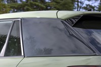 Cピラー部のパネルは付け換え可能。シルバーのものや、フォーリングス(ロゴマーク)入り、カーボン製のオプションも用意される。