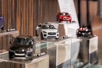 ジャガーのミニチュアカー。愛車と同じモデルをコレクションする人も多いのだとか。