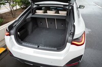 荷室の容量は内燃機関車と変わらぬ470リッターを確保する。