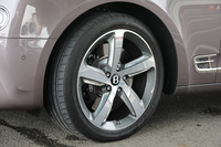 試乗車のタイヤは、前後とも同サイズとなる265/45ZR21の「ダンロップSPスポーツMAXX GT」。ホイールは「ダークティント」と呼ばれるオプションアイテムになる。