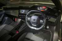 プジョー独自の「iコックピット」が目を引く「408」のインストゥルメントパネル。小径ステアリングホイールと、10インチのデジタルヘッドアップインストゥルメントパネルを組み合わせている。