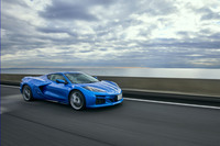 伝統のFRレイアウトに別れを告げ、ミドシップ化したことで話題となったC8「コルベット」。2024年に追加されたのが、前輪をモーターで駆動するハイブリッド4WDモデルの「E-Ray」です。ミドシップに電動4WD……リスクを抱えた極めて大胆な変身でありながらも、テスターは「生まれ変わったE-Rayは“コルベットの父”が思い描いた理想の姿だった」と言います。その理由とは?(photo:田村孝介)