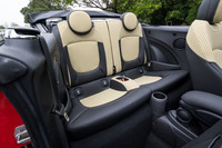 外観からも察せられる通り、後席はあくまで緊急用。スペースが狭いうえに背もたれが立ち気味となっており、長時間の乗車は厳しい。