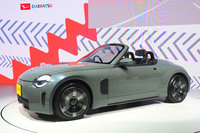 ダイハツブースに展示されているオープンカー「K-OPEN(コペン)」。軽自動車規格の2シーターモデルで、なんとFRレイアウトを採用している。