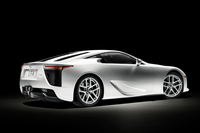 リアコンビランプの下に設けられたグリルに注目。前後重量配分を最適化するため、ラジエーターはリアに搭載されていた。