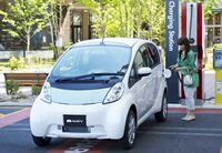 三菱が2009年6月に発表した「I-MiEV」。当初は法人向けの販売を優先し、同年7月に個人向けの注文受け付けを開始。2010年4月に個人向けの販売を開始した。ちなみに、初代「日産リーフ」の発売は同年12月のことだ。