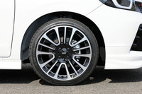 17インチアルミホイールの「MDE」。鋳造ながら、リムにスピニング加工を施すことで剛性を高めつつ、スポークの裏側にアンダーカットを施すなどして重量を軽減。ベース車の16インチホイールと比べると、サイズが拡大しているにもかかわらず一本につき1.7kgの軽量化を実現している。