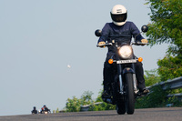 海、山、荒原、密林とさまざまなロケーションを持ち、また舗装路も必ずしもきれいとはいえないインド。ロイヤルエンフィールド車に共通するたくましいエンジンフィールは、そうした環境に対応したものなのだ。