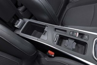 運転席と助手席の間には、さまざまな収納スペースが確保される。(写真右端にスイッチが見える)電動パーキングブレーキには、オートホールド機能が追加された。