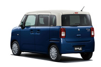 「スズキ・ワゴンRスマイル」のリアビュー。同車の登場直後となった2021年10月の販売台数は、「ワゴンR」シリーズ全体で8808台となり、これは登録車を含めたランキングでも2位に食い込むものである。前年比では+79.7%という大幅な伸びをみせている。