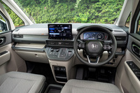 内装は無印良品のような素材とカラーの組み合わせで、居心地のいい空間だ。「エアーEX」では3ゾーンコントロール式のフルオートエアコンを装備する(「エアー」のリアはマニュアル式のクーラーのみ)。