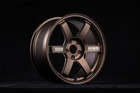 「TE37」の30周年を機に設定された「TE37 SAGA S-plus 30th Anniversary」。最新の強度基準を備えた現代のTE37に、デビュー当時を象徴するスポークデカールやカラーリングが施されている。