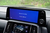 センタースクリーンは上下2段構え。上部の12.3インチはインフォテインメント用で、対話型音声アシスタントも使える。