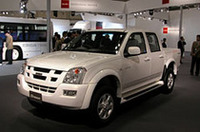 海外生産のピックアップ「D-MAX」。2004年10月にタイで発売されたもの。