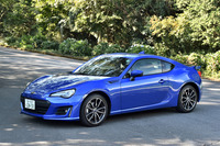 スバルBRZ S
	ボディーサイズ:全長×全幅×全高=4240×1775×1320mm/ホイールベース:2570mm/車重:1240kg/駆動方式:FR/エンジン:2リッター水平対向4 DOHC 16バルブ/トランスミッション:6段MT/最高出力:207ps(152kW)/7000rpm/最大トルク:21.6kgm(212Nm)/6400-6800rpm/タイヤ:(前)215/45R17 87W (後)215/45R17 87W/車両価格:297万円
