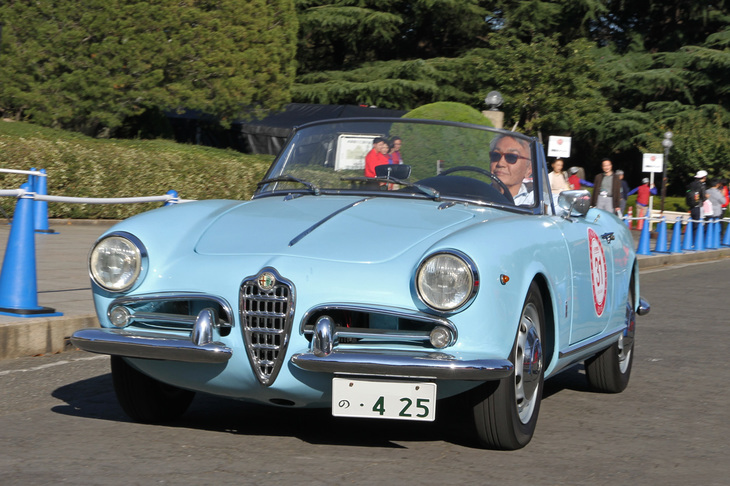 一般参加のオープンカーとともに走行披露した1962年「アルファ・ロメオ・ジュリア スパイダー」は、自動車イベント「オートモビル カウンシル」からの特別出展車両。ボンネットは「ジュリエッタ スパイダー」用に替えてある。